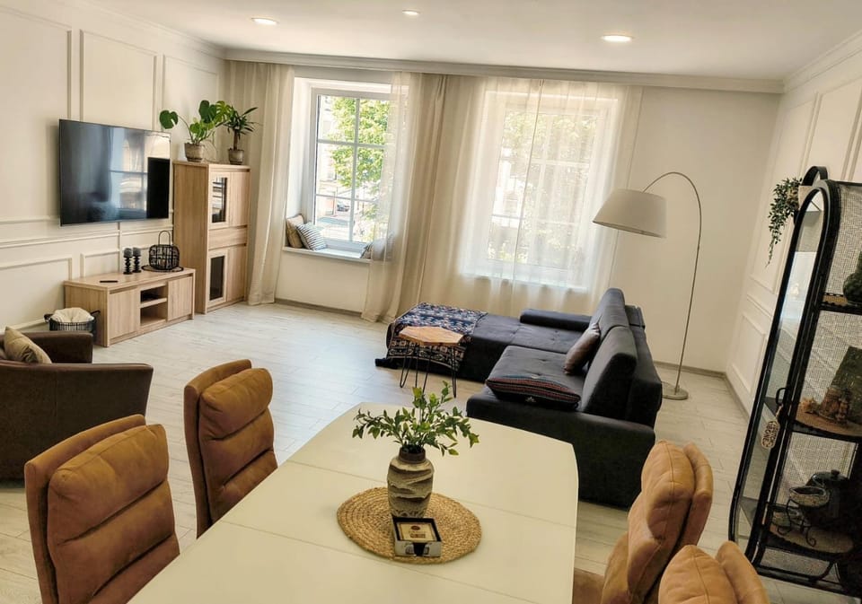 TV and multimedia, Living room, Seating area, Dining area, Evening entertainment