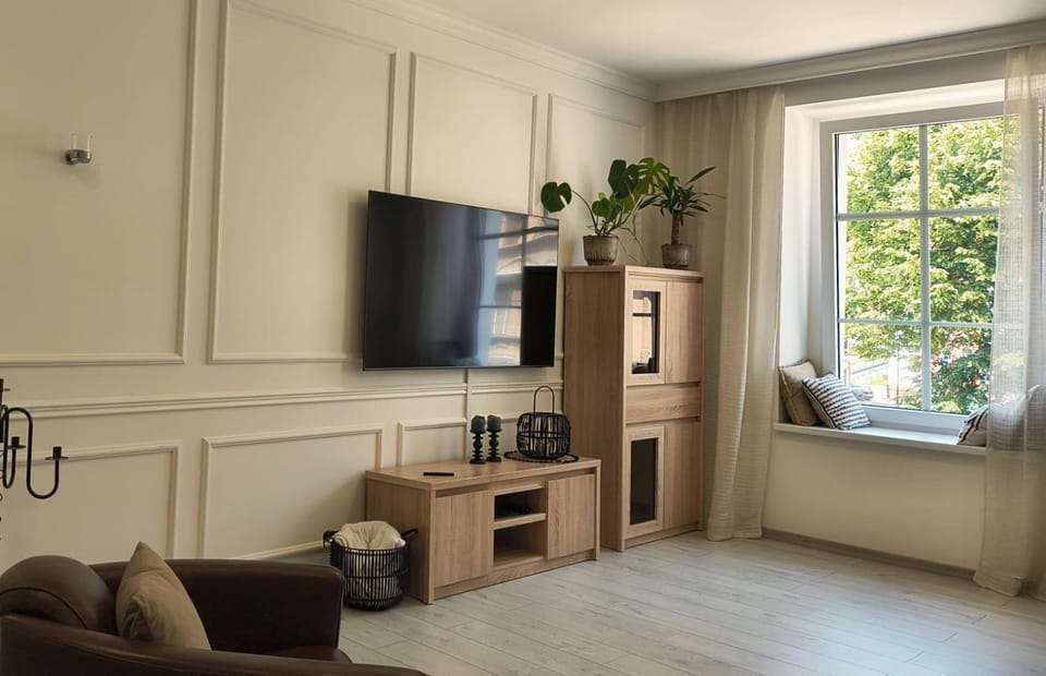 TV and multimedia, Living room, Evening entertainment