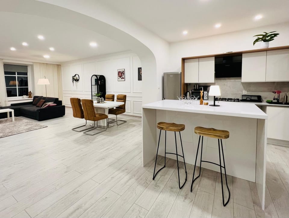 Kitchen or kitchenette, Living room, Seating area, Dining area