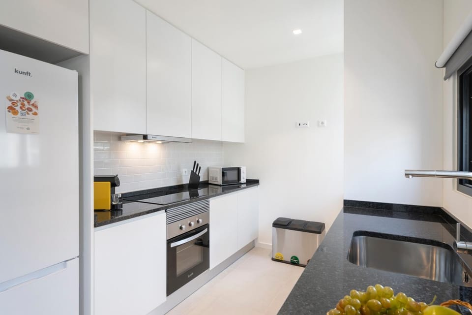 Coffee/tea facilities, Kitchen or kitchenette, oven, stove