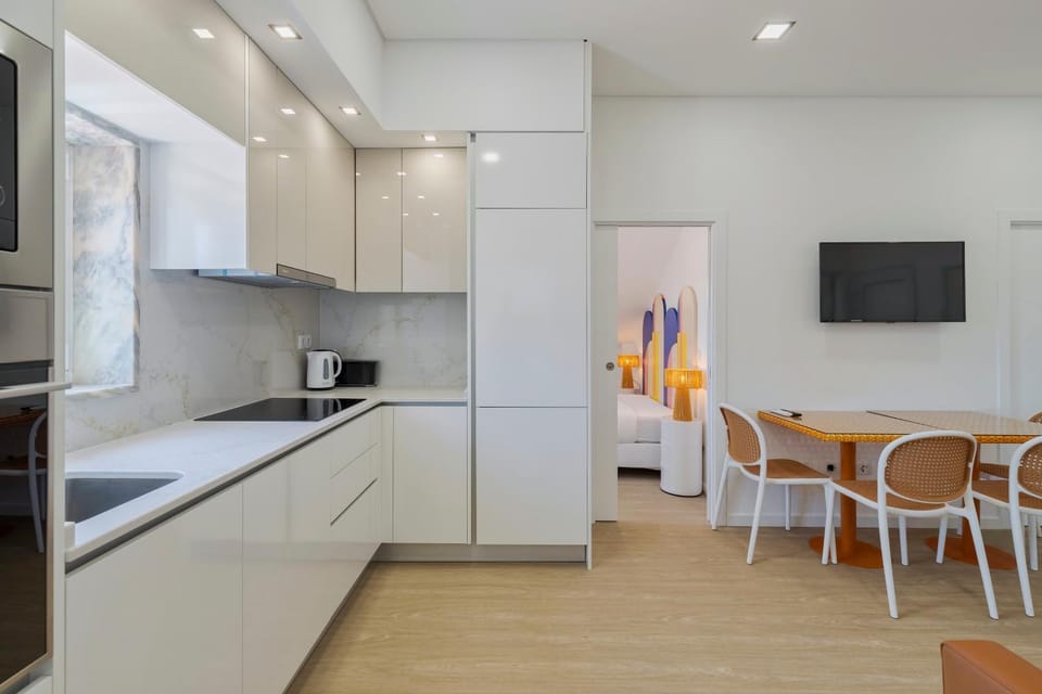TV and multimedia, Kitchen or kitchenette, Seating area, Dining area, stove