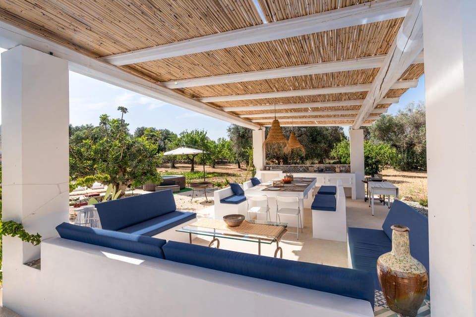 Property building, Balcony/Terrace, Living room