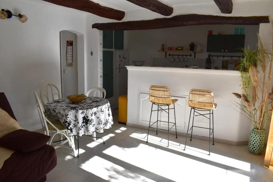 Kitchen or kitchenette, Living room, Lounge or bar, Seating area, Dining area