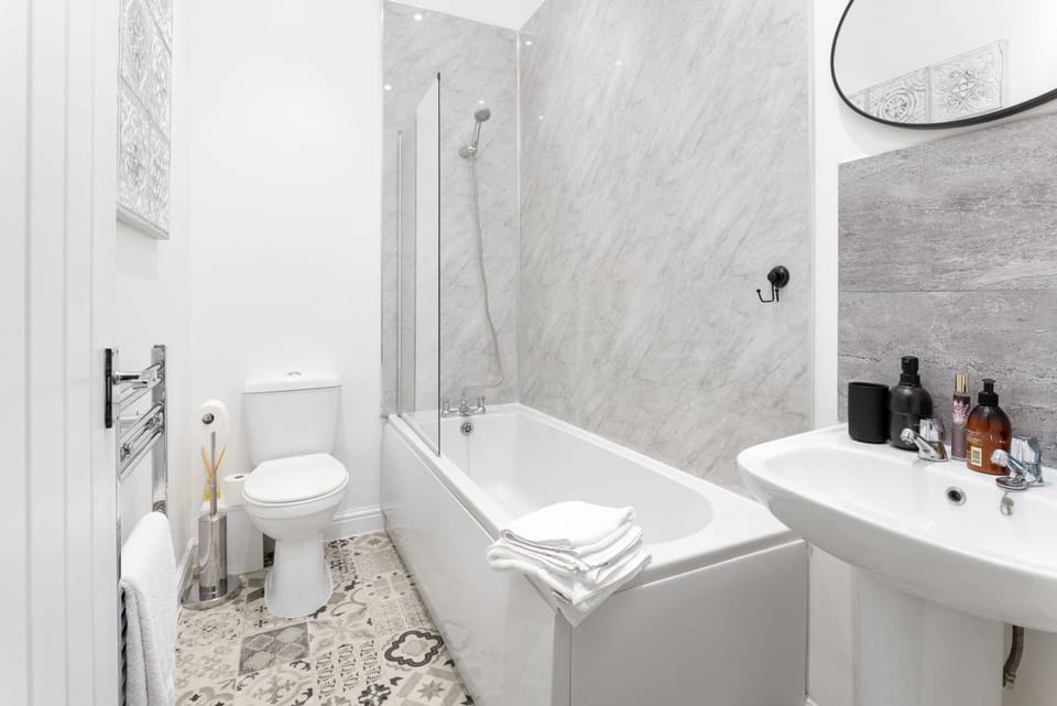 Shower, Toilet, Bathroom, Bath