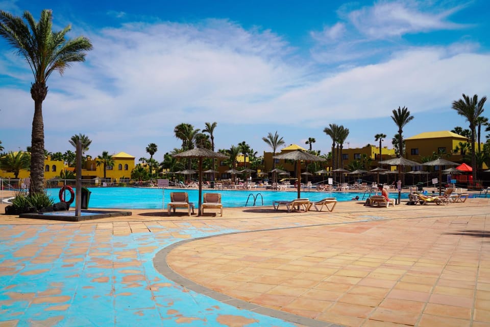 Property building, Day, Pool view, Swimming pool, sunbed