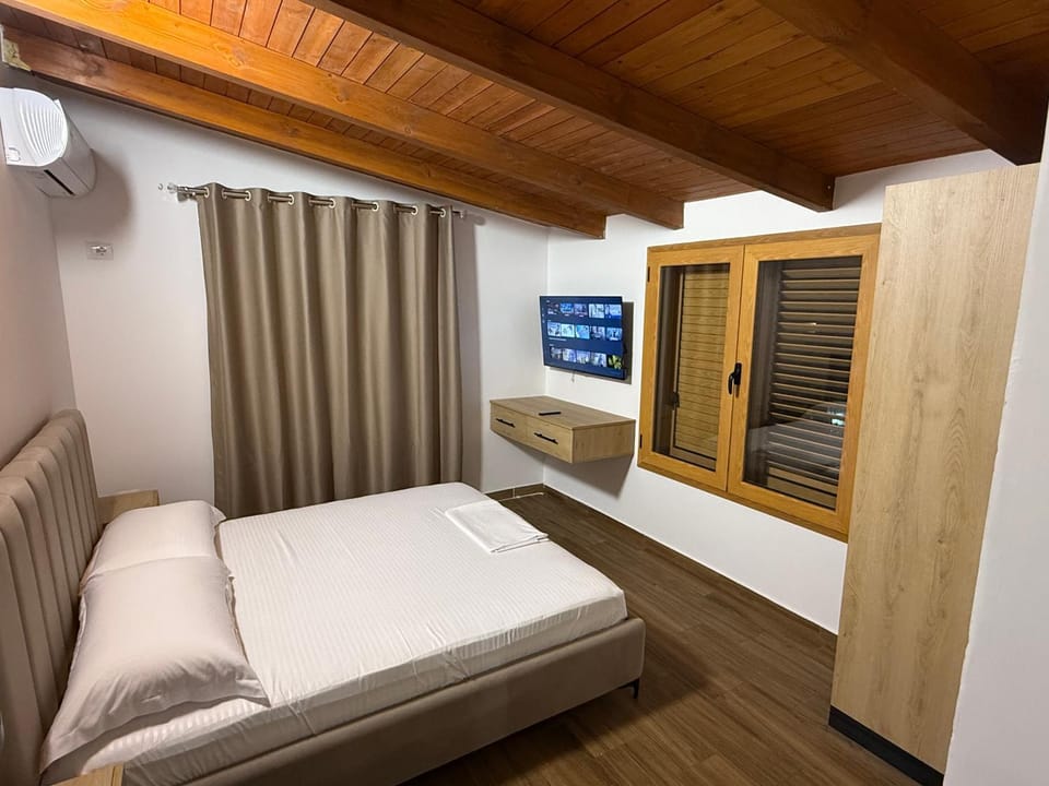TV and multimedia, Photo of the whole room, Seating area, Bedroom, air conditioner