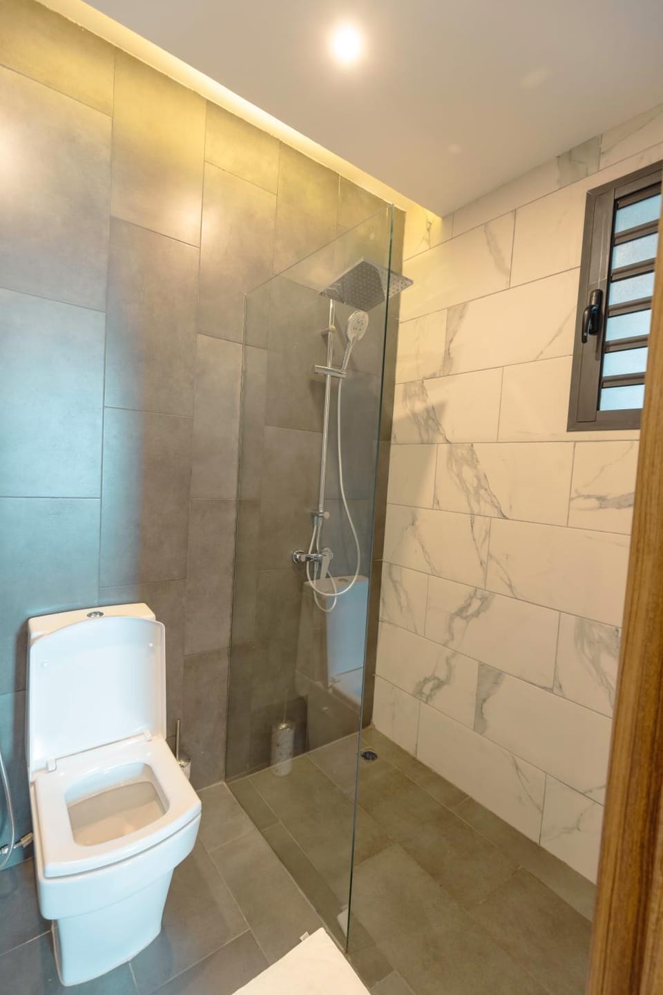 Shower, Toilet, Bathroom, Internal: Not applicable to any particular room