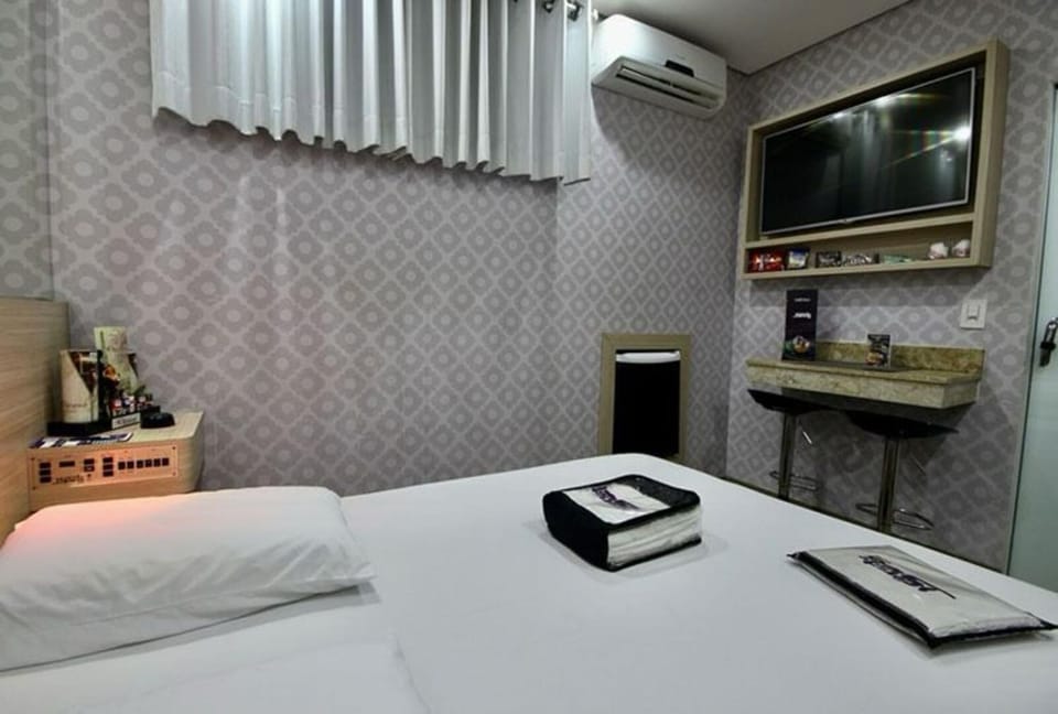 Bed, TV and multimedia, Photo of the whole room, Dining area, Bedroom, minibar, air conditioner