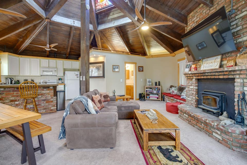 Big Bear Cabin w/ Hot Tub < 3 Mi to Skiing! Cabin in Big Bear