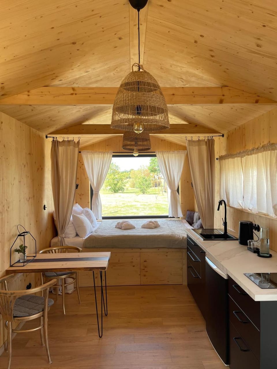 Coffee/tea facilities, Kitchen or kitchenette, Dining area