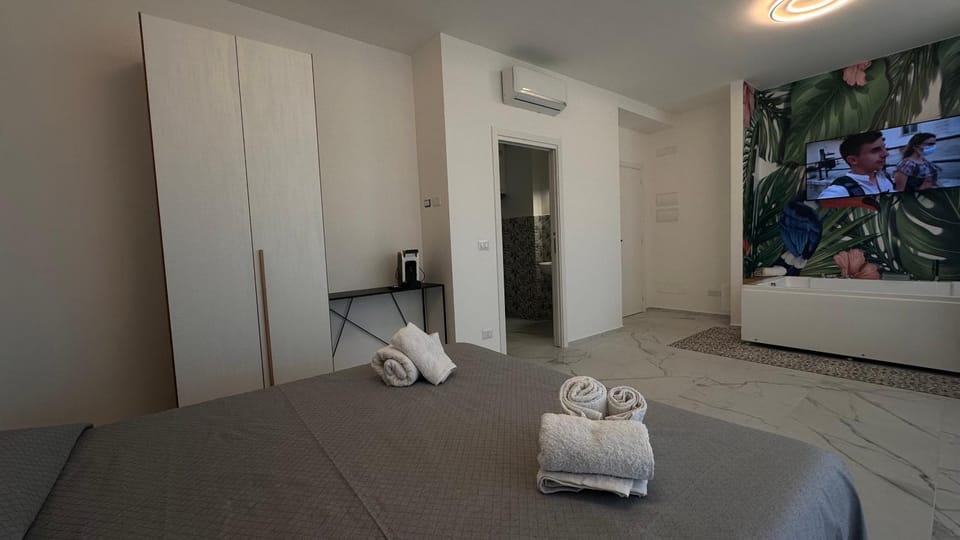 Bed, TV and multimedia, Photo of the whole room, Bedroom, towels, wardrobe, air conditioner