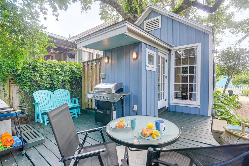 Private Spa & Dog Friendly: Romantic Galveston Gem House in Galveston Island