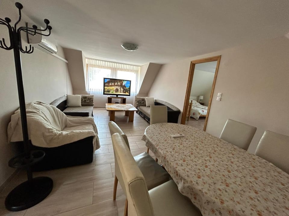 TV and multimedia, Living room, Photo of the whole room, Seating area, Dining area
