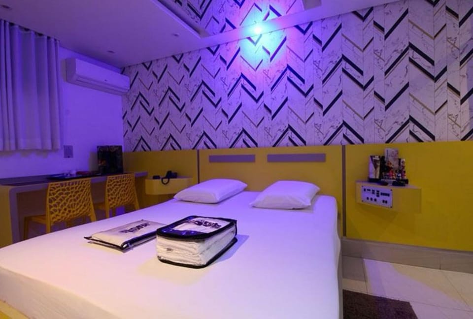 Bed, Photo of the whole room, Dining area, Bedroom, air conditioner