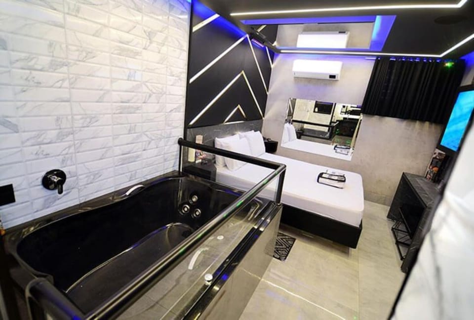 Bed, Hot Tub, Photo of the whole room, air conditioner