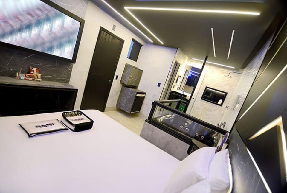 Shower, TV and multimedia, Dining area, minibar