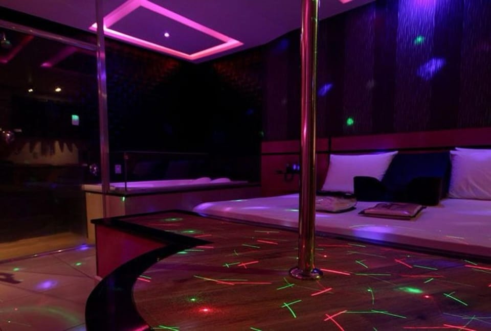 Bed, Night, Photo of the whole room, Evening entertainment, Bedroom