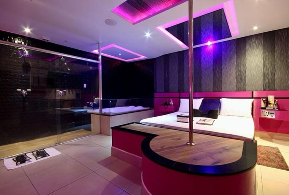Bed, Hot Tub, Bathroom, Photo of the whole room, Entertainment, towels