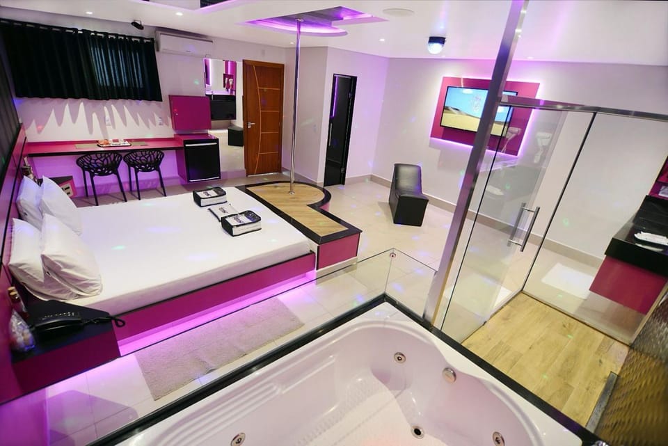Bed, Hot Tub, Bathroom, TV and multimedia, Photo of the whole room, Bedroom, towels, air conditioner