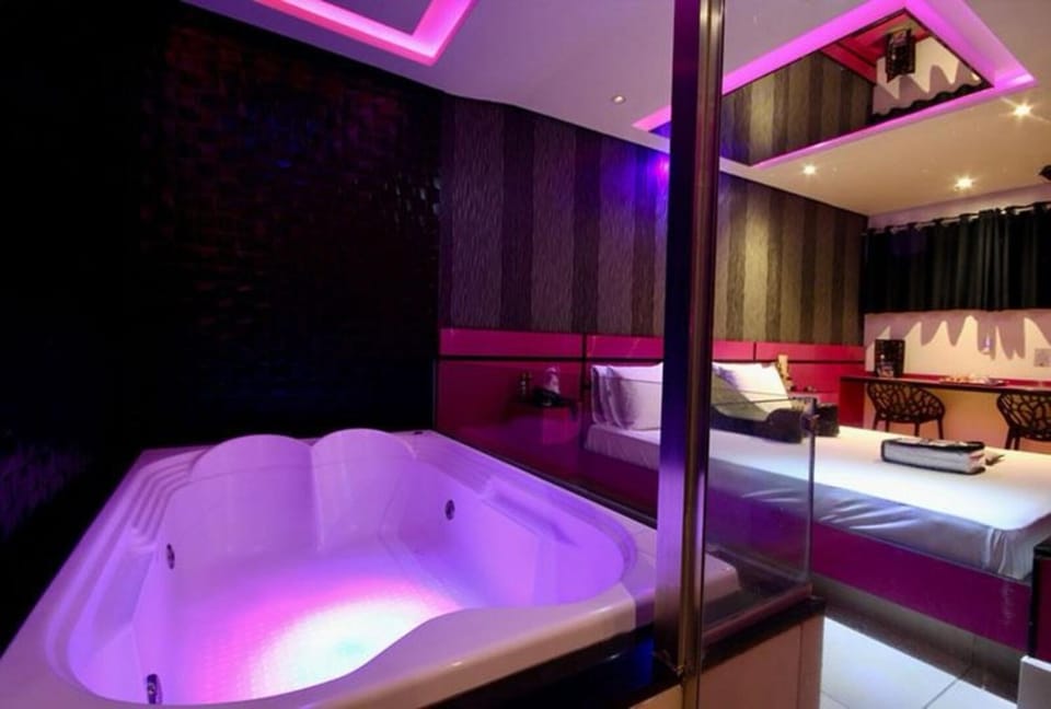 Bed, Hot Tub, Photo of the whole room, Bedroom, Bath