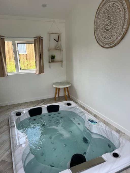 Equi-Lodge Jacuzzi au coeur des chevaux & de la nature proche Disney Apartment in Île-de-France