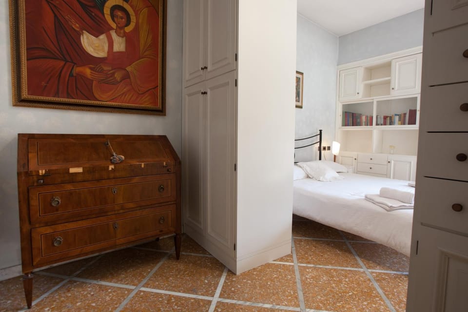 Bed, towels