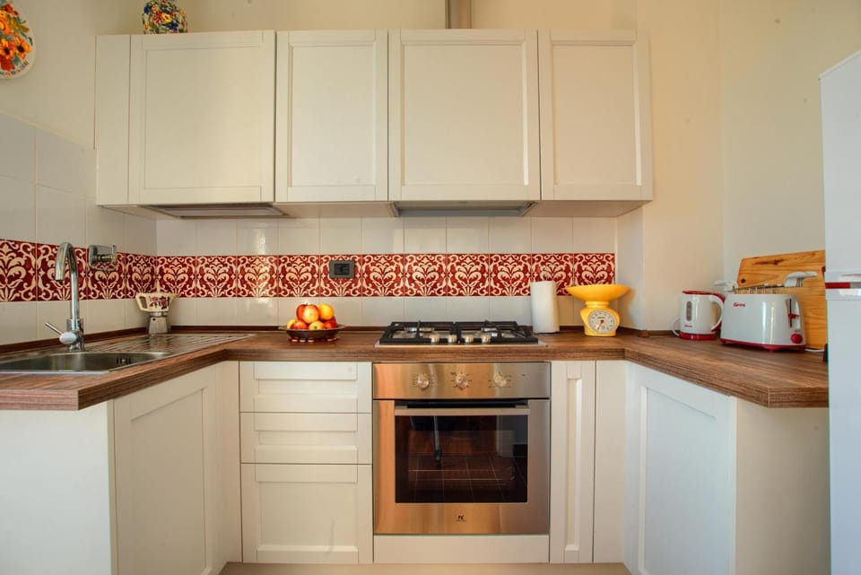 Coffee/tea facilities, Kitchen or kitchenette, stove, toaster