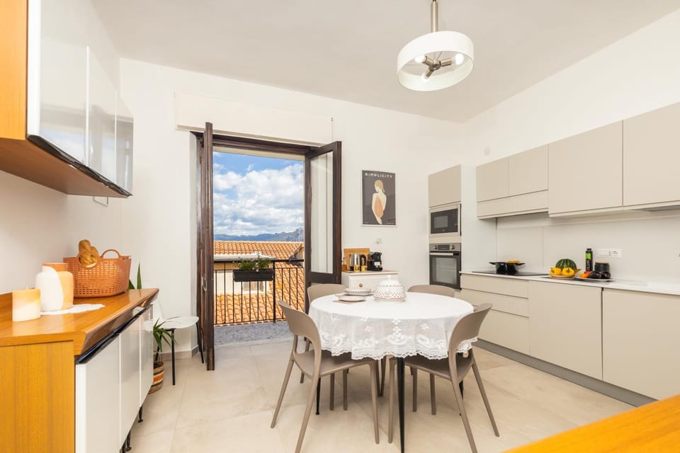Kitchen or kitchenette, Dining area, stove
