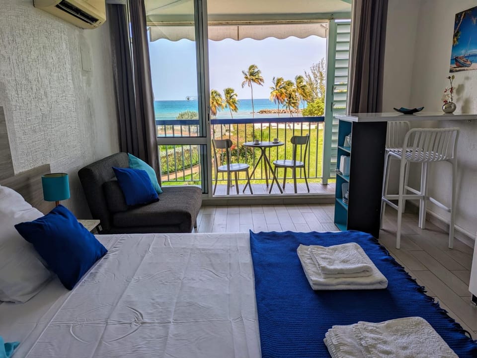 Bed, TV and multimedia, View (from property/room), Balcony/Terrace, Photo of the whole room, Dining area, Bedroom, Sea view, towels, air conditioner