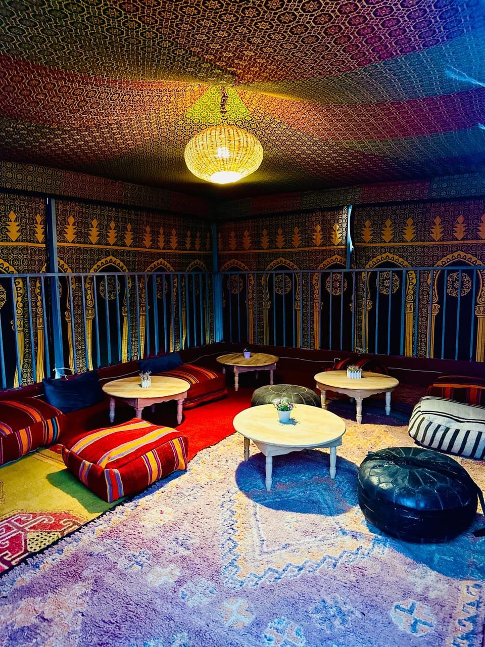 Restaurant/places to eat, Living room, Seating area