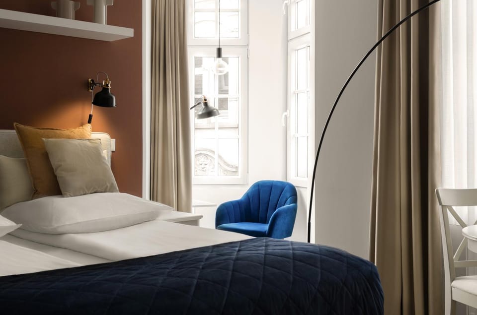 Bed, Photo of the whole room, Seating area