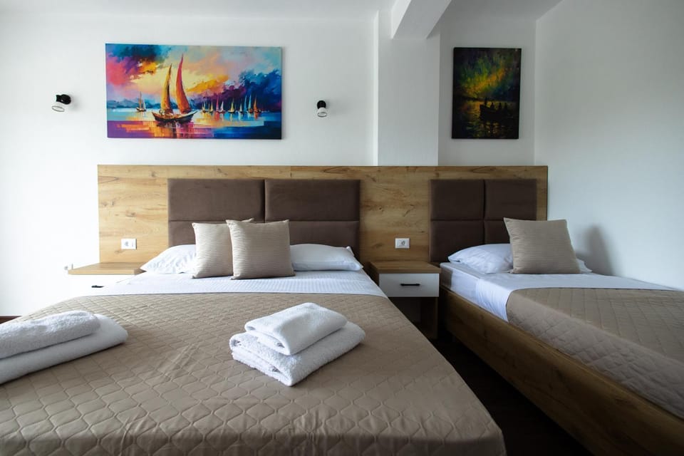 Bed, Bedroom, towels