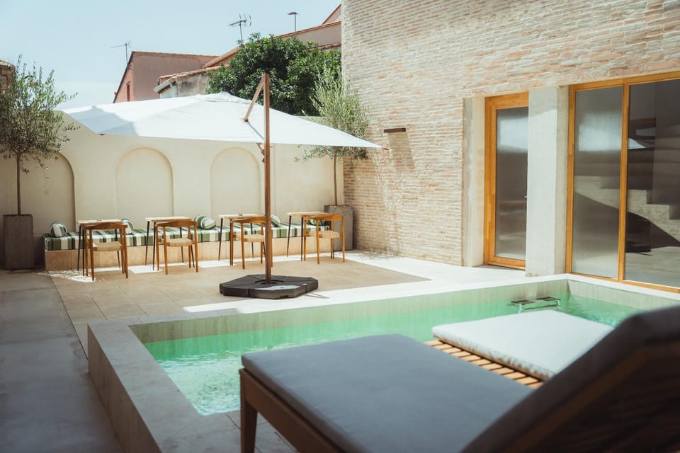 Patio, Day, Garden, Solarium, Balcony/Terrace, Living room, Seating area, Swimming pool, Swimming pool, Open Air Bath, sunbed