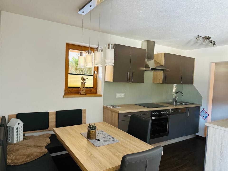 Kitchen or kitchenette, Dining area, stove