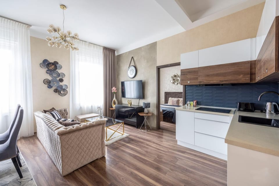 TV and multimedia, Kitchen or kitchenette, Living room, Seating area, Dining area, stove