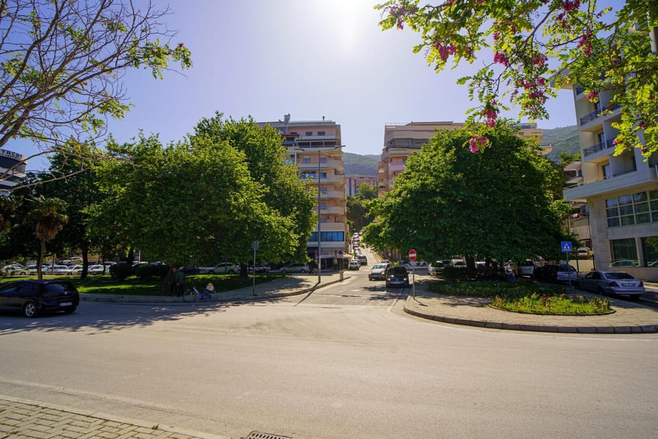 Property building, Neighbourhood, Location