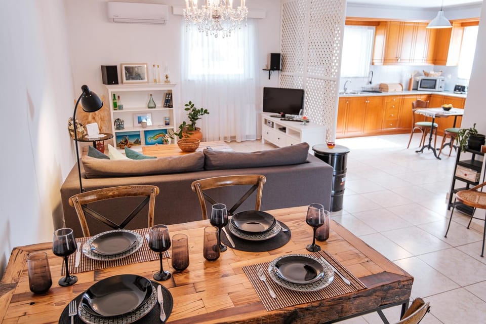TV and multimedia, Kitchen or kitchenette, Living room, Seating area, Dining area