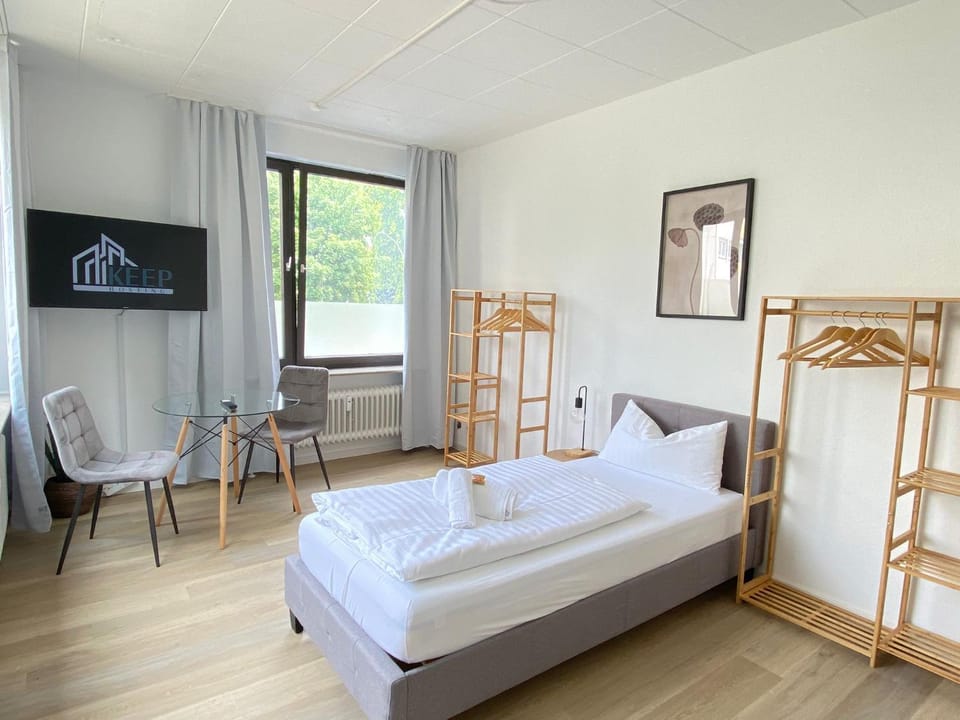 Bed, TV and multimedia, Photo of the whole room, Bedroom, towels