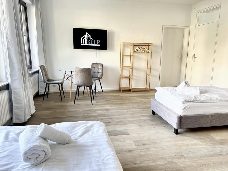 Bed, TV and multimedia, Photo of the whole room, Seating area, Bedroom