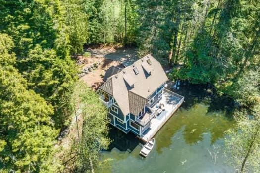 Hillside Cottaga- Private pond, hot tub, game room, by ONP House in Olympic National Park