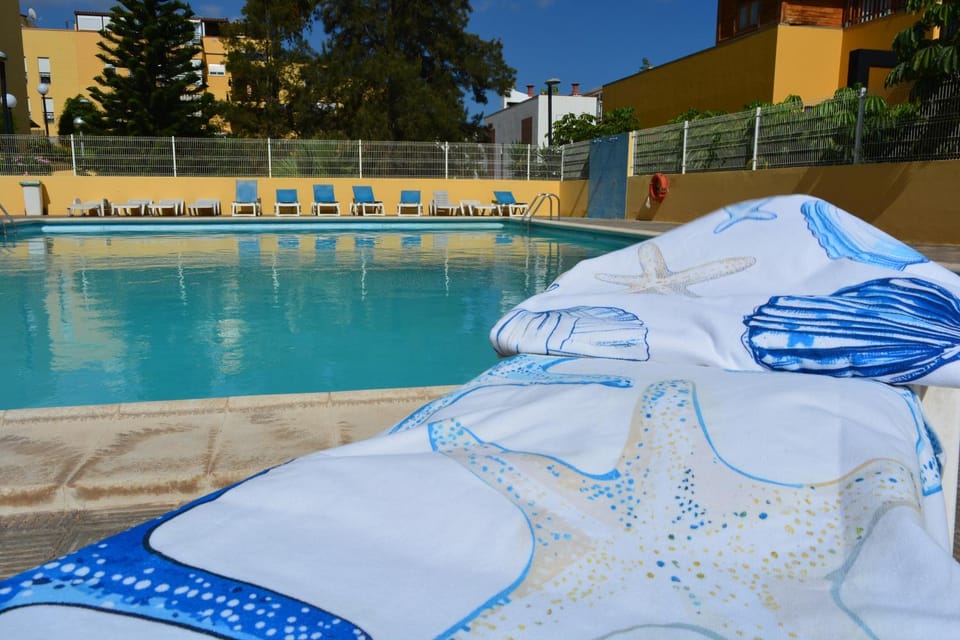 Shower, Garden, Decorative detail, Garden view, sunbed, towels