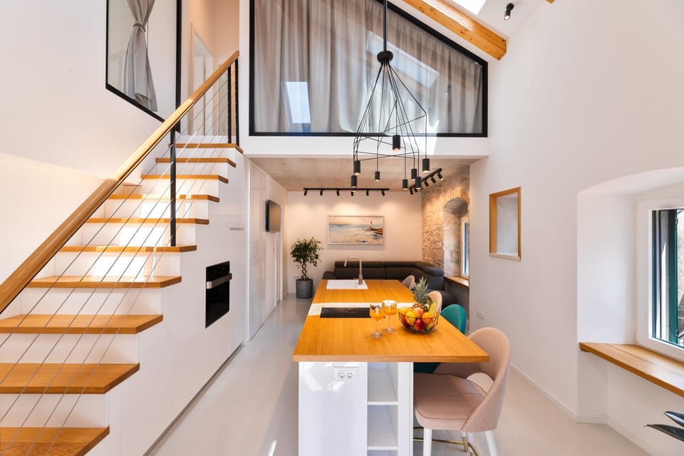 Kitchen or kitchenette, Dining area, oven