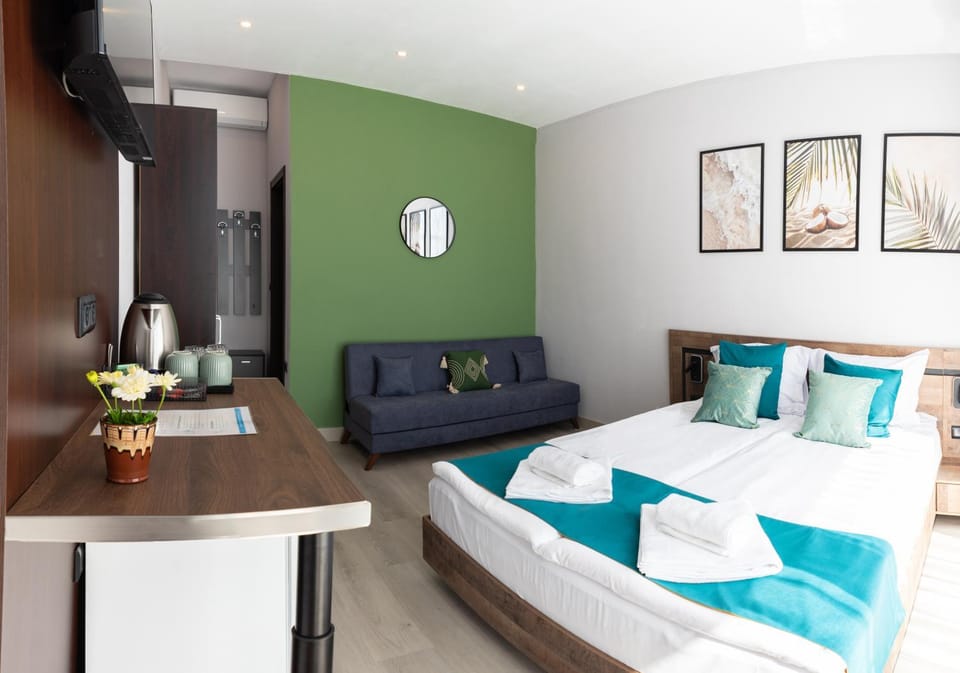 Bed, TV and multimedia, Photo of the whole room, Seating area, Bedroom