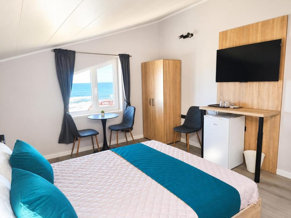 Bed, TV and multimedia, Photo of the whole room, Seating area, Bedroom