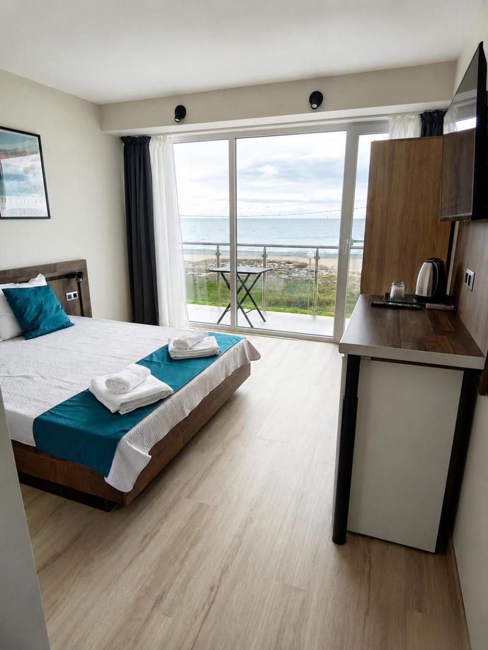 Bed, TV and multimedia, View (from property/room), Photo of the whole room, Bedroom, Sea view, minibar