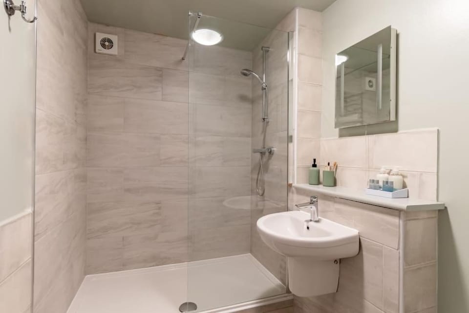 Montpellier Courtyard Apartment in Cheltenham