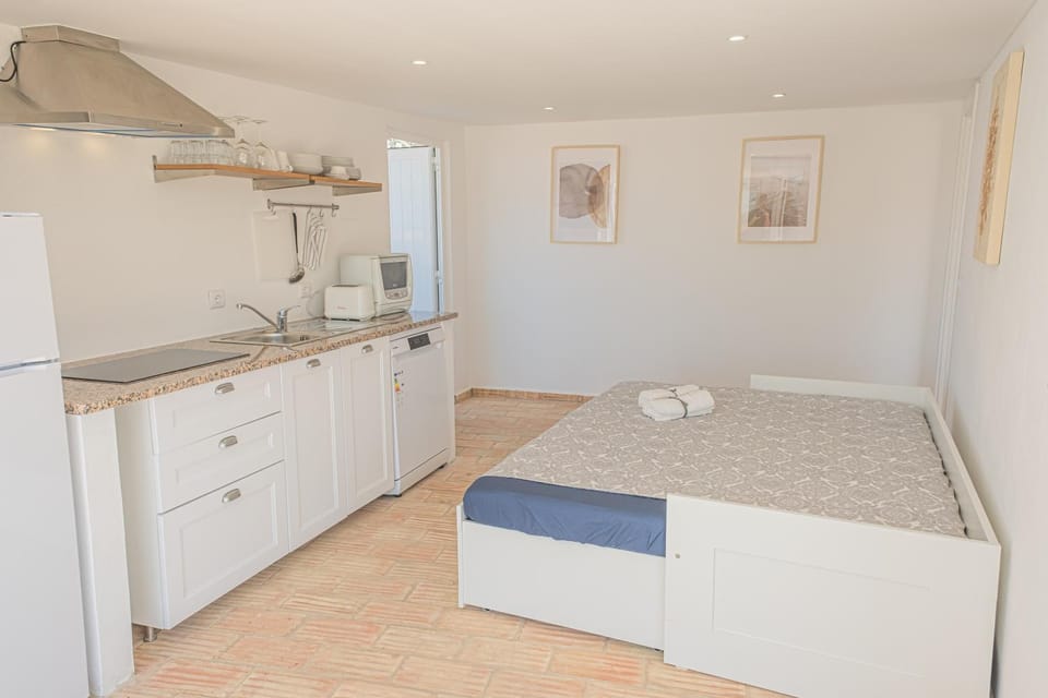 Kitchen or kitchenette, minibar, towels