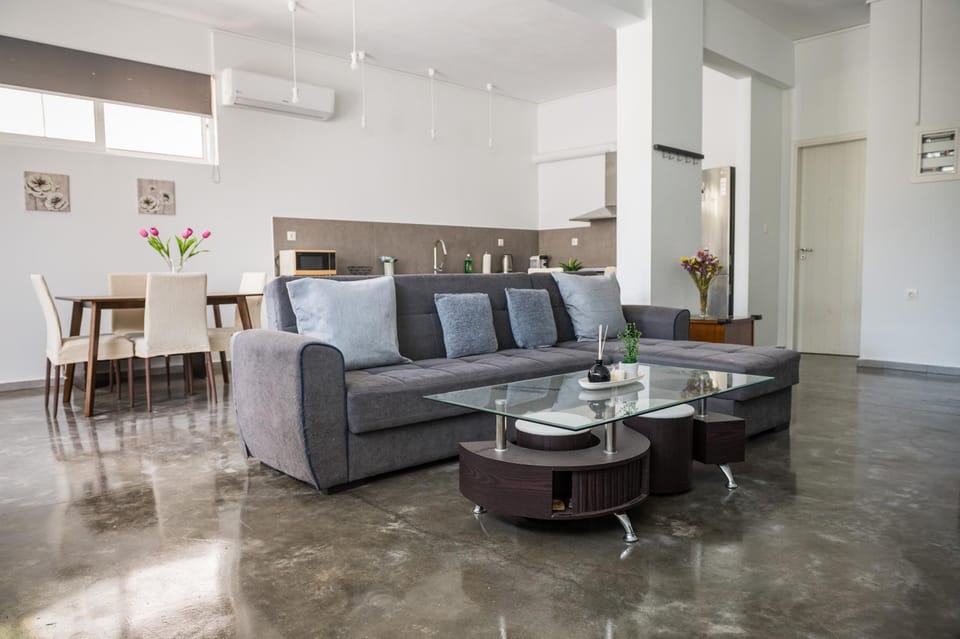 TV and multimedia, Living room, Seating area, Dining area