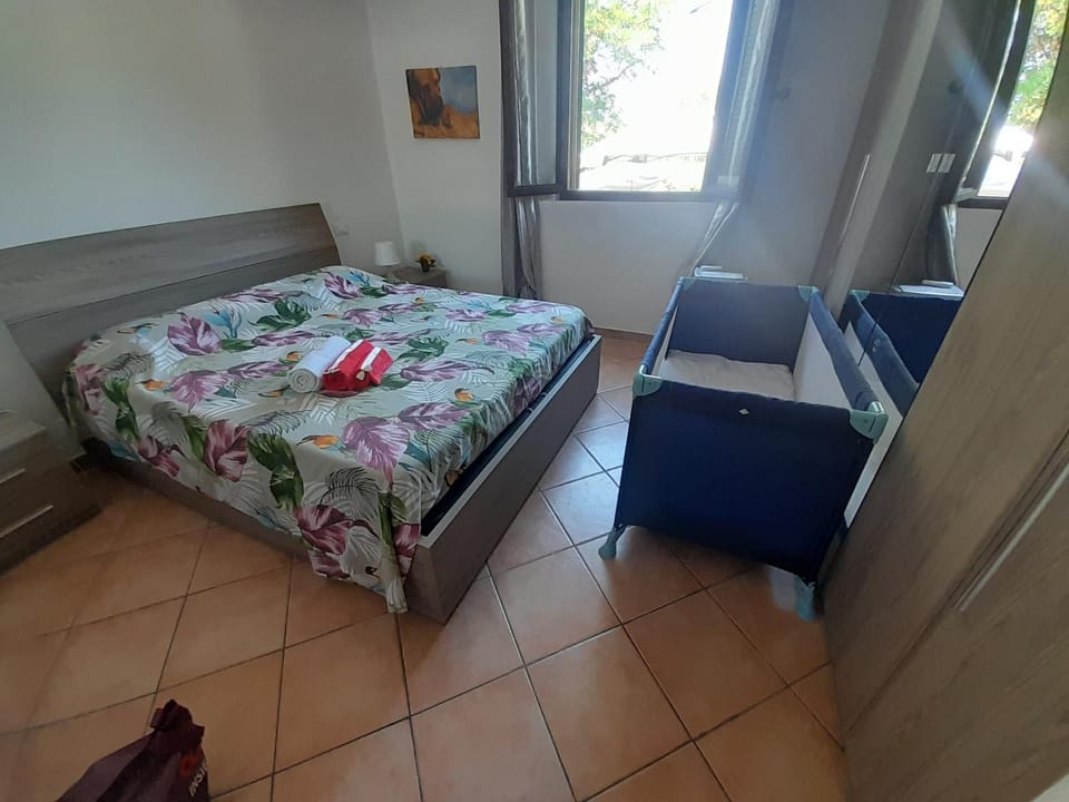 Bedroom, cot