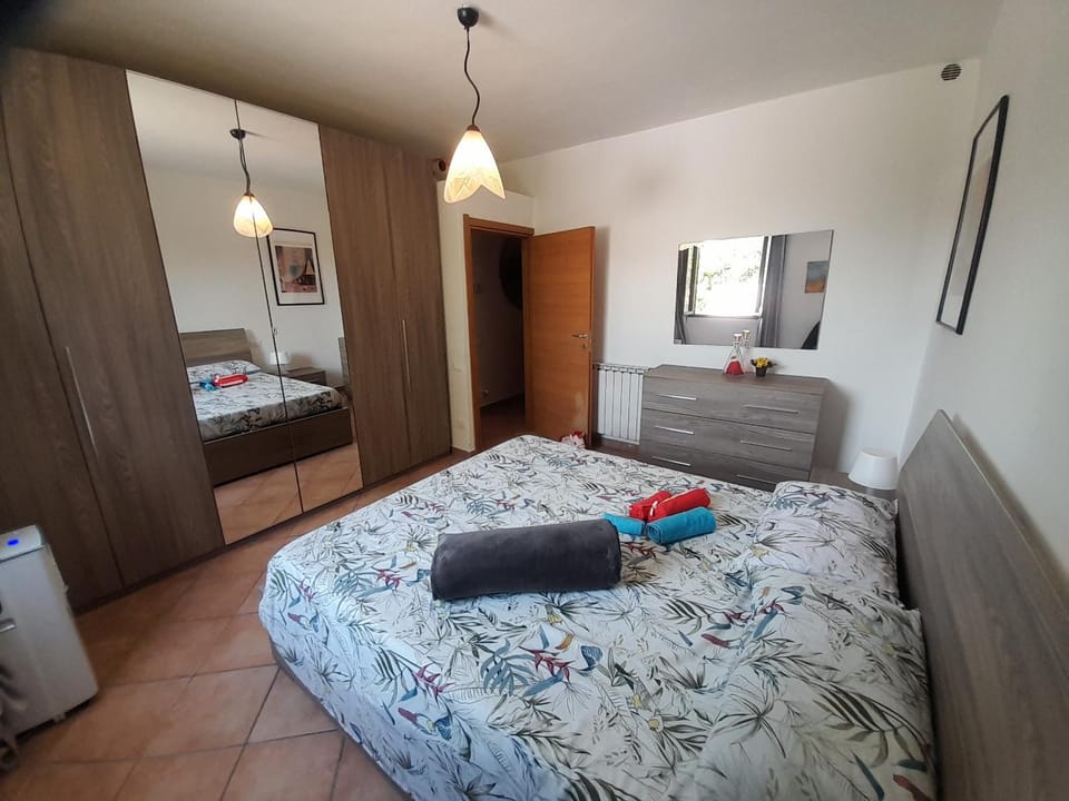 Photo of the whole room, Bedroom, towels, wardrobe